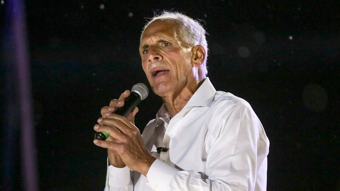 El candidato presidencial hondureño y empresario Nasry Asfura, del Partido Nacional, habla durante su mitin de cierre de campaña en Tegucigalpa el 22 de noviembre de 2025. Los hondureños acudirán a las urnas el 30 de noviembre para elegir un presidente, 128 miembros del Congreso Nacional, 298 alcaldes y 20 representantes al Parlamento Centroamericano.