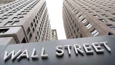 Letrero de Wall Street en la sede que aguarda la Bolsa de Nueva York.