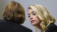 La actriz Amber Heard habla con su abogada, Elaine Bredehoft, en el Tribunal del Circuito del Condado de Fairfax, en Fairfax, Virginia, el miércoles 18 de mayo de 2022.&nbsp;