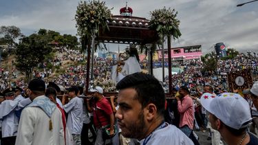 Fieles cargan una estatua de la Divina Pastora, patrona de Barquisimeto, Venezuela, durante la procesión de celebración anual el 14 de enero.