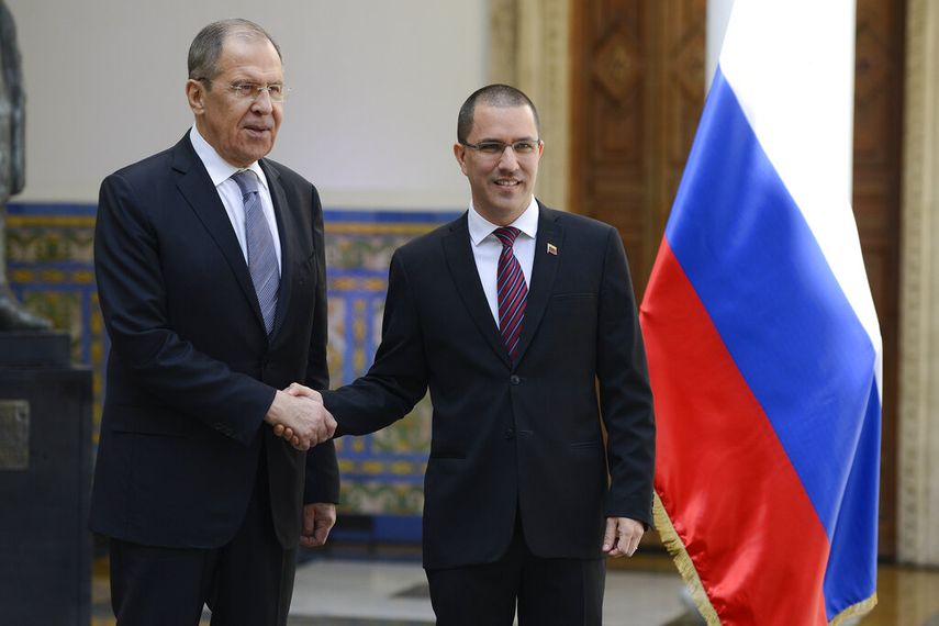 El ministro de Relaciones Exteriores de Rusia, Sergey Lavrov, y su&nbsp;par de Venezuela, Jorge Arreaza, en la canciller&iacute;a en Caracas.