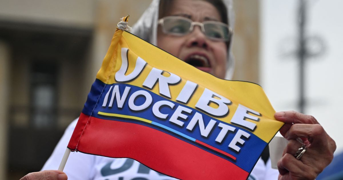 Miles marchan en Colombia en apoyo al expresidente Uribe tras condena