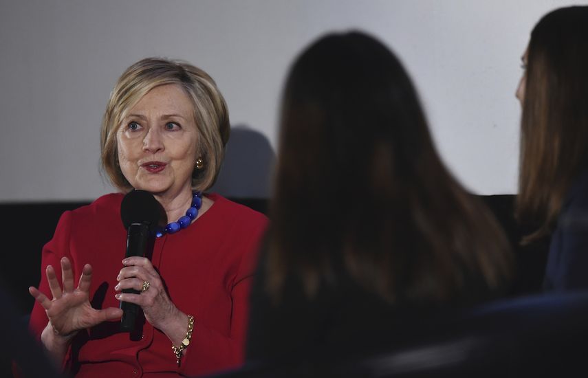 La exsecretaria de Estado estadounidense Hillary Clinton responde a preguntas de estudiantes de periodismo en Park Ridge, Illinois, EEUU, 11 de octubre de 2019.&nbsp;
