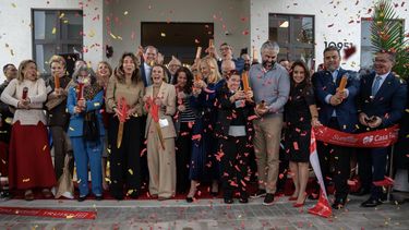 Momento del corte de cinta durante la inauguración.