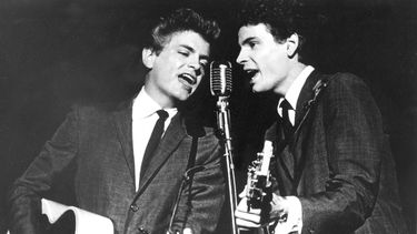 En esta foto de archivo del 31 de julio de 1964, The Everly Brothers, Phil, izquierda, y Don, actúan en el escenario. Don Everly, la mitad del pionero del rock n roll Everly Brothers, cuyos éxitos armoniosos de country rock impactaron a una generación de música rock, falleció.&nbsp;