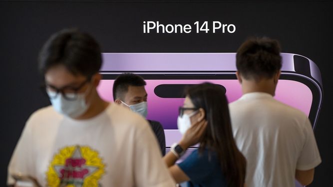 &nbsp;Clientes en una tienda Apple para el primer día de ventas del iPhone 14 en Beijing, China, el 16 de septiembre de 2022.&nbsp;