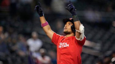 Harry Ford, de Gran Bretaña, celebra tras conectar un jonrón solitario en la séptima entrada ante Colombia en el Clásico Mundial, el lunes 13 de marzo del 2023.&nbsp;