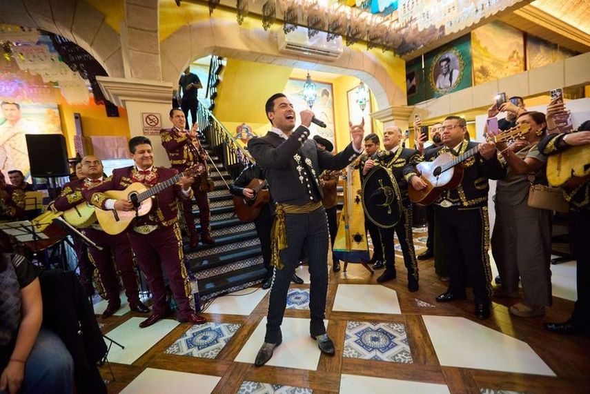 El cantante mexicano Carlos Rivera presenta el álbum Vida México en Salón Tenampa.