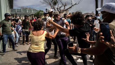 La policía detiene a un manifestante antigubernamental el domingo 11 de julio de 2021 durante una protesta en La Habana, Cuba. Familiares y amigos de cubanos que fueron arrestados en medio de las inéditas protestas han confirmado que las autoridades judiciales cubanas están desarrollando juicios sumarios contra los manifestantes