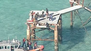 Las autoridades determinaron que se trataba de 21 inmigrantes cubanos, de los cuales 19 se treparon al faro, una torre de hierro de más de 32 metros de altura. (CAPTURA DE VIDEO)