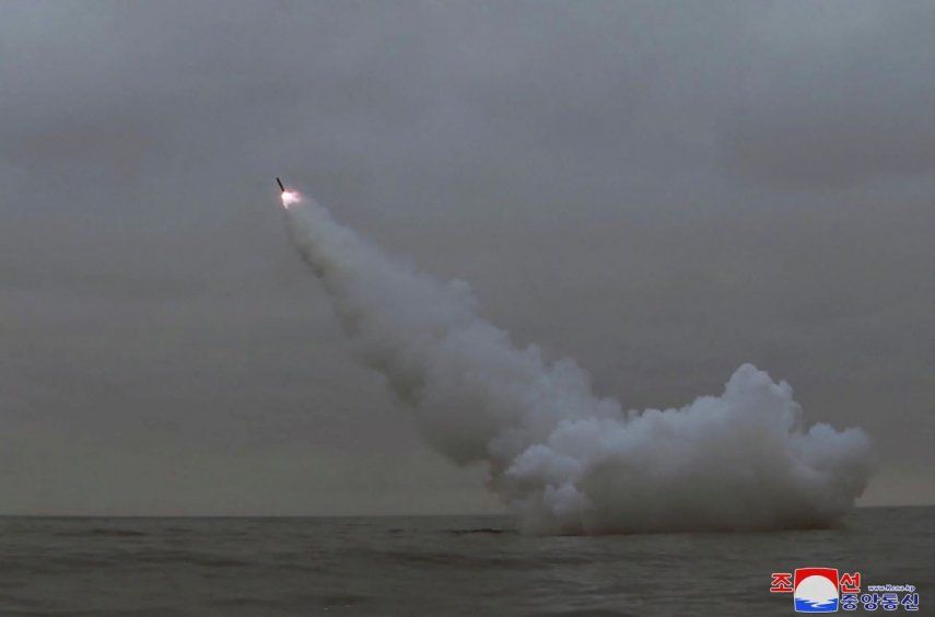 Momentos en que Corea del Norte lanza desde un submarino un misil de crucero estratégico en las aguas de la bahía de Gyeongpo.