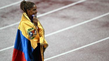 La venezolana Yulimar Rojas celebra con su bandera y medalla de bronce tras competir en el triple salto del Mundial de Tokio, el 18 de septiembre de 2025.