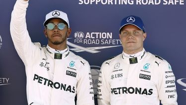 El piloto británico de Fórmula 1, Lewis&nbsp;Hamilton&nbsp;(izquierda), del equipo Mercedes, celebra la primera posición junto a su compañero de equipo el piloto finlandés Valtteri Bottas