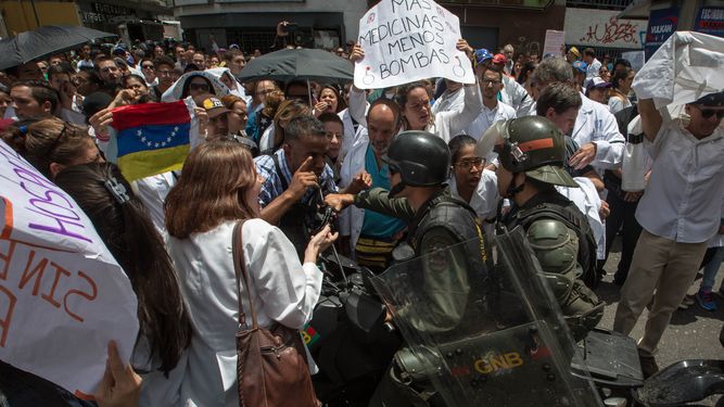 Cientos de trabajadores de la salud se sumaron a una manifestación opositora para exigirle al Gobierno de Nicolás Maduro que se respete el derecho a la salud de los venezolanos.&nbsp;