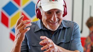 Imagen de la comedia estadounidense, filmada en Miami, iMordecai, protagonizada por el actor Judd Hirsch.