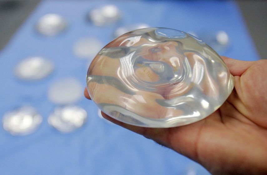 Un implante de seno de gel de silicona en Irving, Texas.