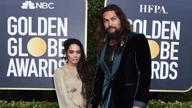 Lisa Bonet, izquierda, y Jason Momoa llegan a la 77a entrega anual de los Globos de Oro en el Hotel Beverly Hilton el domingo 5 de enero de 2020 en Beverly Hills, California. 