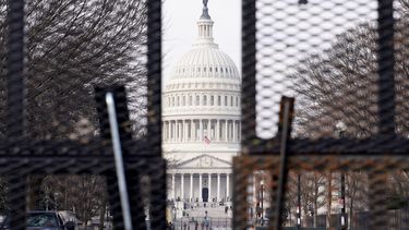 El Capitolio a través de una cerca, parte de las medidas de seguridad implementadas en el sitio antes de la toma de posesión del presidente electo Joe Biden.&nbsp;