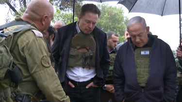 El primer ministro israelí, Benjamin Netanyahu, le da a Elon Musk, propietario de X, antes conocido como Twitter, un recorrido por el kibutz Kfar Aza, que fue blanco de los ataques de Hamas del 7 de octubre contra Israel. En septiembre