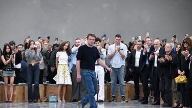 El diseñador de moda Jonathan Anderson agradece al público al final del desfile de moda de Dior para la colección de prêt-à-porter de mujer Primavera-Verano 2026, que tuvo lugar en París el 1 de octubre de 2025, en el marco de la Semana de la Moda de París.