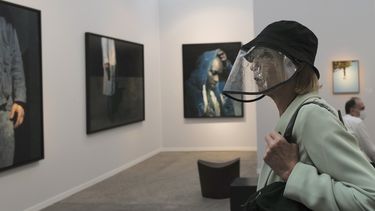 Una visitante, con una careta para prevenir el contagio del coronavirus, durante el d&iacute;a inaugural de la feria Art Paris en el Grand Palais de Par&iacute;s.&nbsp;