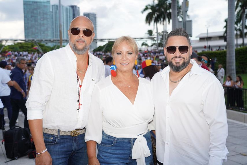 German Pinelli, Ana Paez y Tirso Luis, de Los 3 de La Habana en el Bayfront Park, donde el 17 de agosto se concentró el exilio venezolano para exigir el fin de la dictadura de Nicolás Maduro.&nbsp;