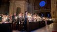 Cientos de personas con velas encendidas participan en la Misa de la Vigilia Pascual el sábado 16 de abril de 2022, en la Catedral de St. Paul, Minnesota.&nbsp;