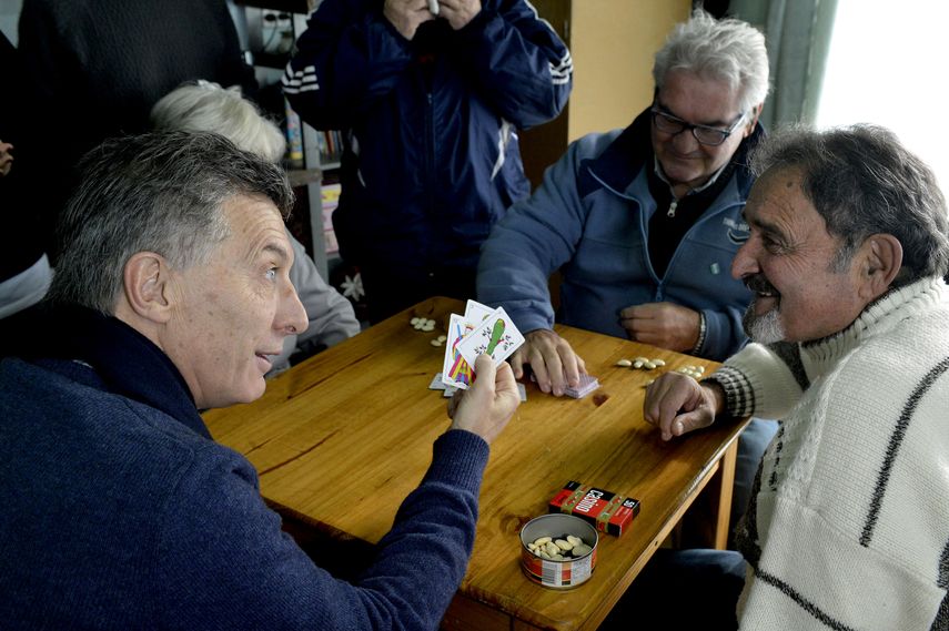 El presidente de Argentina, Mauricio Macri, juega con un grupo de adultos mayores.&nbsp;