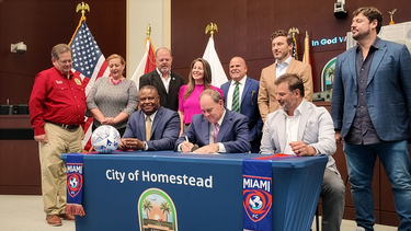 El alcalde de Homestead, Steve Losner, firma acuerdo con Sports Performance Hub.