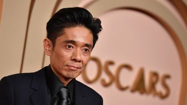 El maquillador y artista visual japonés-estadounidense Kazu Hiro asiste al almuerzo de nominados al Óscar en el Beverly Hilton de Beverly Hills, California, el 12 de febrero de 2024.