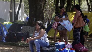 Mujeres indígenas montan un campamento en el capital brasileña el sábado 10 de agosto de 2019 para protestar contra las políticas del presidente Jair Bolsonaro que ponen en riesgo la supervivencia de los pueblos originarios.