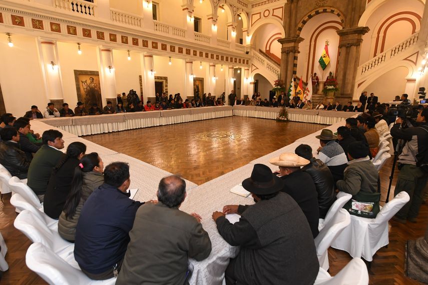 Mesa de di&aacute;logo entre el gobierno interino y los movimientos sociales de Bolivia.