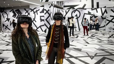 Los visitantes participan en una experiencia de realidad virtual como parte de la exposición París 1874 inventando el impresionismo en el Museo de Orsay de París el 22 de marzo de 2024.
