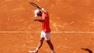 El serbio Novak Djokovic celebra durante un partido en Roland Garros.