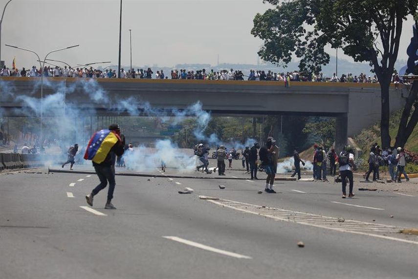 En dos manifestaciones de la oposición en Caracas, en las que participan miles de personas, la Guardia Nacional Bolivariana (GNB) de Venezuela lanzó&nbsp;este miércoles&nbsp;bombas lacrimógenas.