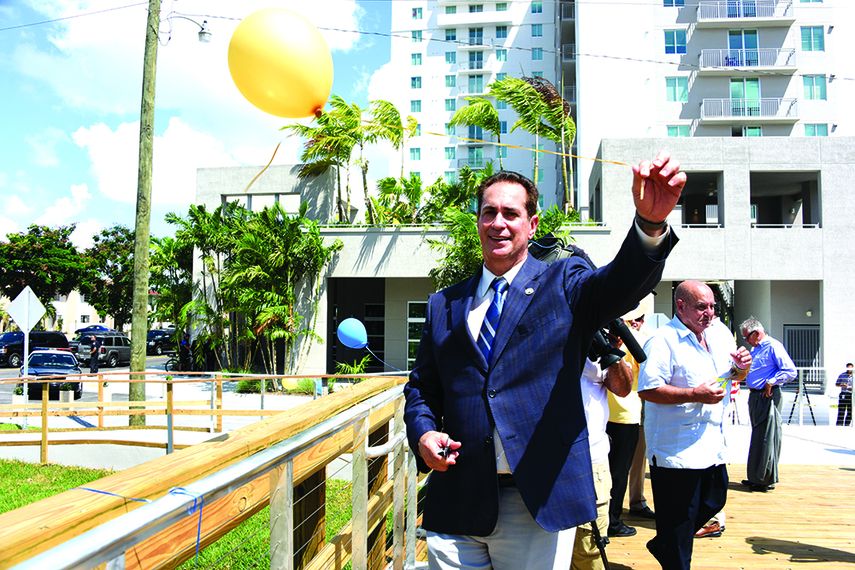 El alcalde José Díaz durante la reinauguración del puente histórico frente a la plaza Hermanos al Rescate. (G. SANTALUCCI)