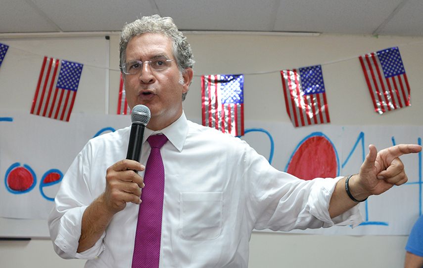 Joe García en la apertura de su oficina de campaña. (Álvaro Mata)