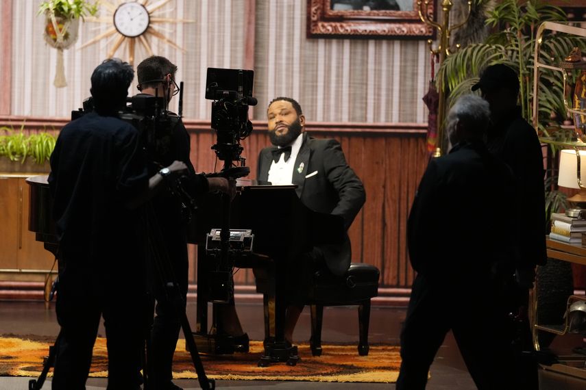 El anfitrión Anthony Anderson en la 75a edición de los Premios Emmy el lunes 15 de enero de 2024 en el Teatro Peacock de Los Ángeles.