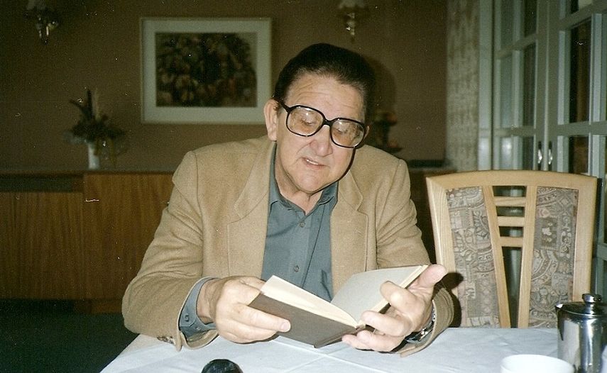 El autor de Fuera de juego lee sus textos durante una visita a Berlín, 1995. (LAYCEN CHUEY)