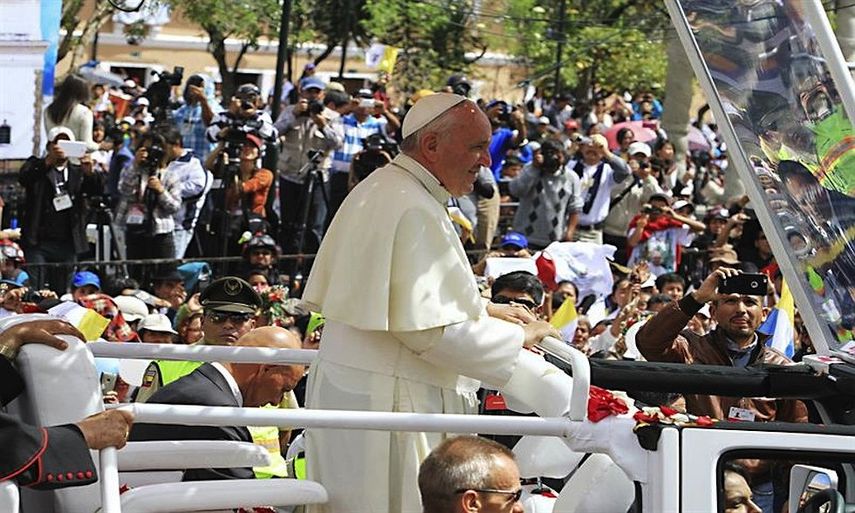 El papa Francisco durante su recorrido por Bolivia. (EFE).