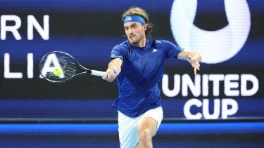 El griego Stefanos Tsitsipas devuelve una pelota durante un partido en Perth, Australia, el 2 de enero de 2026.