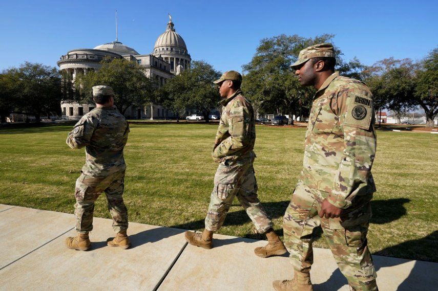 Elementos de la Guardia Nacional de Mississippi guardan distancia del Capitolio Estatal de Mississippi, la mañana del jueves 4 de enero de 2024.&nbsp;