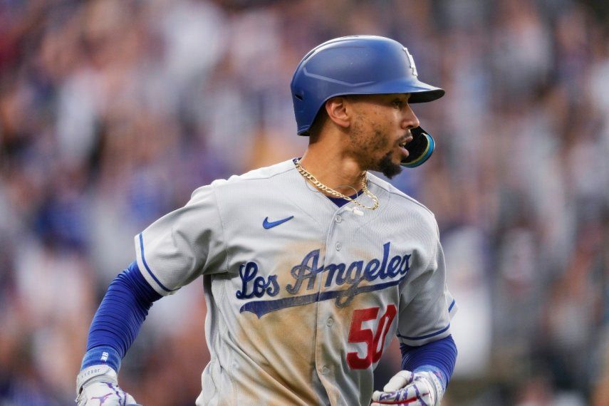 Mookie Betts, de los Dodgers de Los Ángeles, corre las bases después de batear un cuadrangular de tres carreras en contra de los Rockies de Colorado, el miércoles 28 de junio de 2023, en Denver.&nbsp;