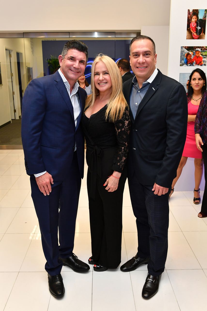 Eddie Armas, Pina Armentano y José Álvarez.