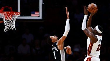 Bam Adebayo (derecha), del Heat de Miami, lanza sobre Victor Wembanyama, de los Spurs de San Antonio.&nbsp;