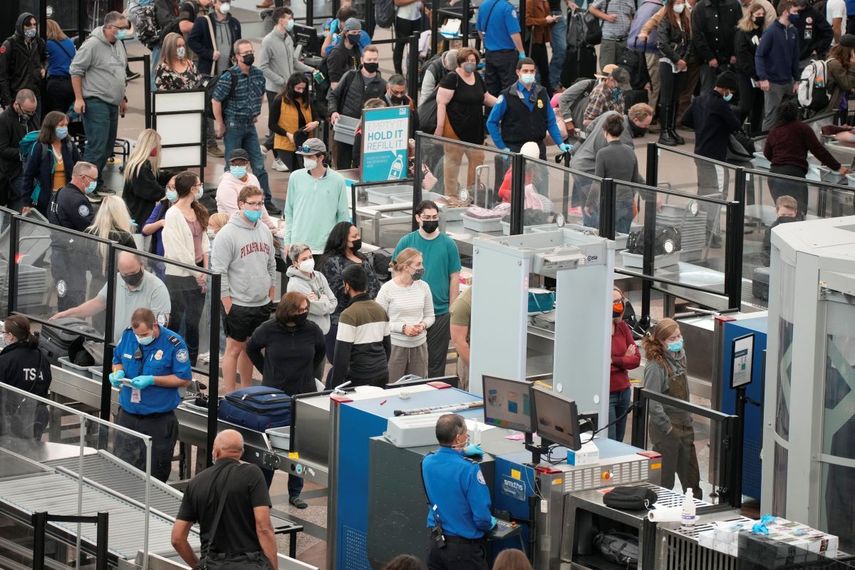 Varias filas de viajeros frente a los puestos de control de seguridad en el Aeropuerto Internacional de Denver mientras se acerca el feriado del Día de Acción de Gracias, en Denver.&nbsp;
