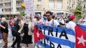 Cubanos protestan frente a Embajada de Cuba en París. Cubanos protestan frente a Embajada de Cuba en París.
