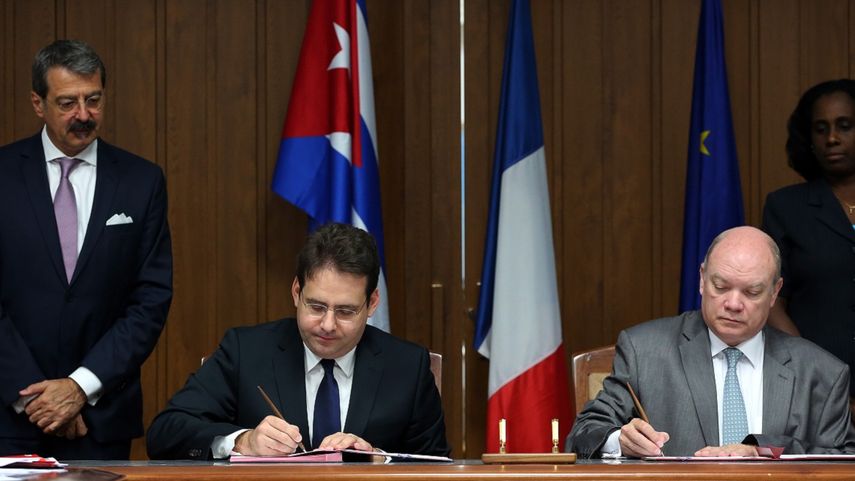 A partir de la renegociación de la deuda cubana con&nbsp;Francia se creó el Comité de Orientación Estratégica para proyectos de inversión de empresas francesas en la isla, firmado por el secretario de Comercio y Turismo de&nbsp;Francia, Matthias Felk (i),