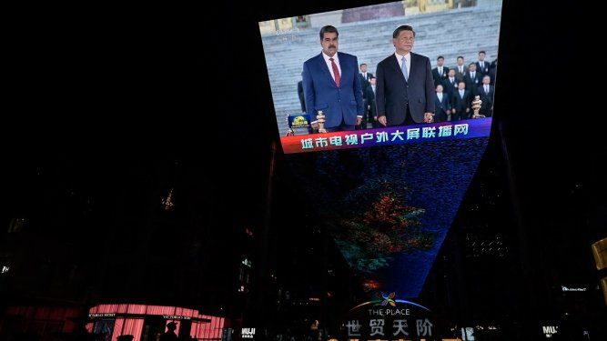 Una pantalla gigante frente a un centro comercial muestra la cobertura noticiosa de la reunión del presidente venezolano, Nicolás Maduro, con el presidente chino, Xi Jinping, en Beijing el 13 de septiembre de 2023.