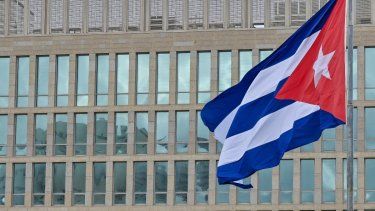 Una bandera de Cuba cerca de la Embajada de los Estados Unidos en La Habana, el 15 de enero de 2025.